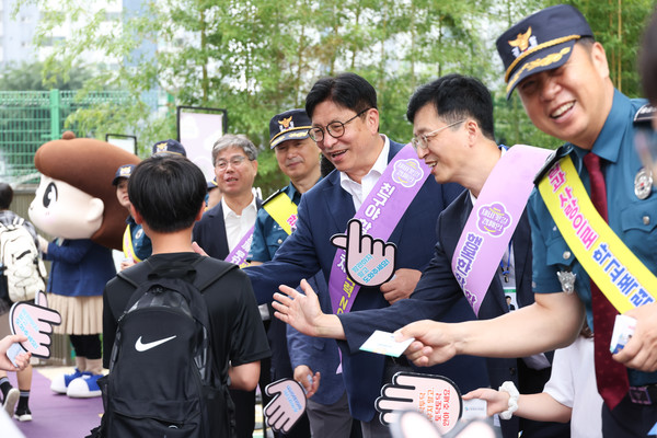 도성훈 교육감이 인천연성초에서 학교폭력 예방 ‘제비꽃길 캠페인’에 참여하고 있다. 시교육청 포토