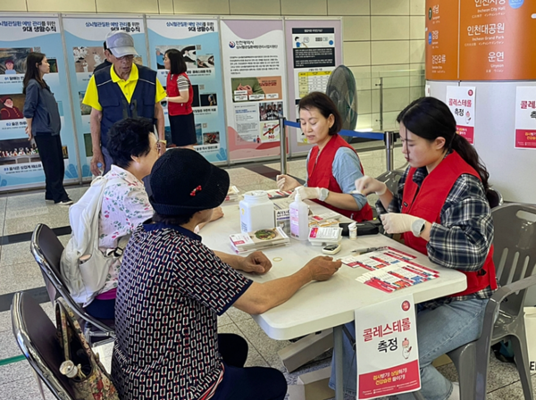 인하대병원 인천권역심뇌혈관질환센터가 인천 시민공원역사에서 진행한 캠페인에서 시민들이 혈압·혈당·콜레스테롤 수치를 측정하고 있다. 인하대병원 포토