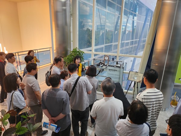 2025그린에너텍 참가자들이 선진 물환경시설 탐방에 참여하고 있다. 환경공단 포토