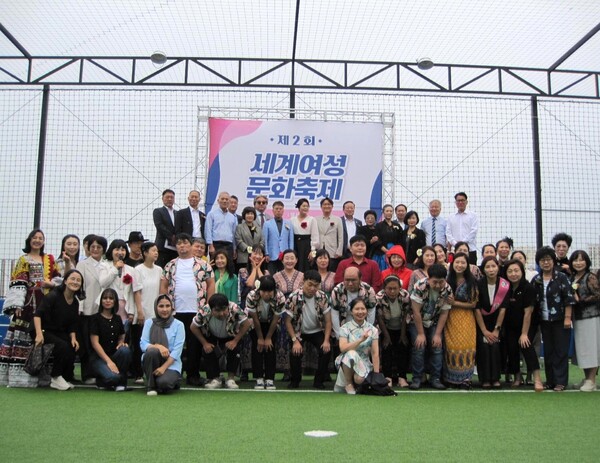 ‘제2회 세계여성 문화축제’ 개최 기념 사진촬영 중이다. 중구 포토