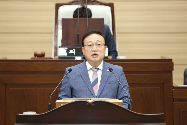 김학엽 서구의원이 수도권매립지 부지 내 공공열분해시설 설치사업에 대한 재검토 필요성에 대해 설명하고 있다. 서구의회 포토