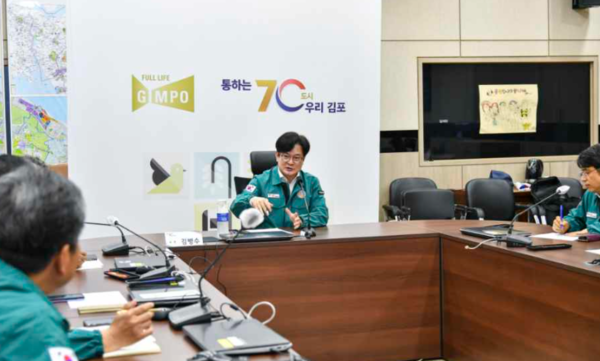 김병수 시장이 지난 8월 재난안전대책본부를 가동하고 회의를 주재하고 있는 모습. 김포시 포토