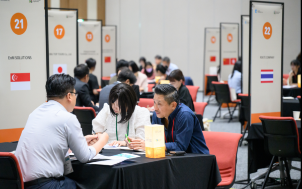 바이어-국내셀러가 비즈니스 상담을 하고 있다. 인천시 포토