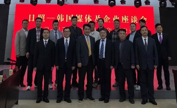 지난 26일 일조일보를 방문한 한국의 언론과 기업들이 한중 협력 확대에 대한 심포지엄을 참석 후 기념촬영했다. 인천뉴스