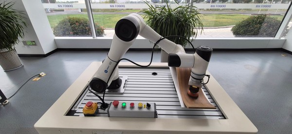 중국 일조월광과기가 주력 생산하고 있는 6관절 자동 로봇. 인천뉴스