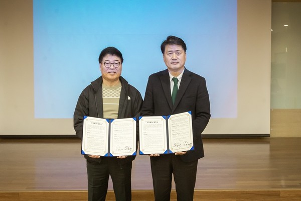 사진 왼쪽부터 ㈜힐링웨이 기중현 대표이사와 강범석 서구청장이 협약식 기념촬영을 하고 있다. 서구 포토