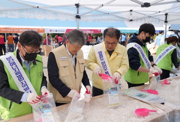 인천상공회의소 임직원들이 친환경 제설제 키트 제작에 함께하고 있다. 인천상의 포토