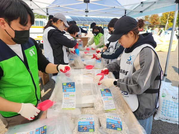 공단 직원들이 친환경 불가사리 제설제를 제작하고 있다. 환경공단 포토