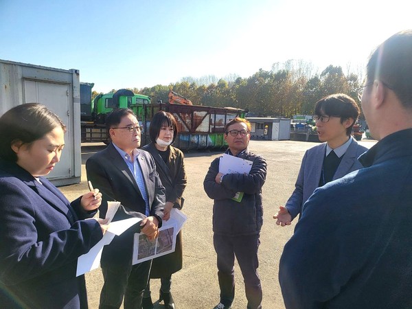 인천서구의회 김원진 기획행정위원장과 김춘수, 백슬기 의원이 경서동 적환장을 방문해 주민민원에 대한 현장 점검을 하고 있다. 구의회 포토