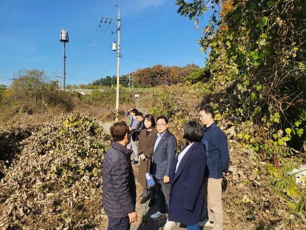 인천서구의회 김원진 기획행정위원장과 김춘수, 백슬기 의원이 서구공공열분해시설 사업의 예정 부지를 찾아 현장을 둘러보고 관계부서에 지역 주민 의사를 전달하고 있다. 구의회 포토