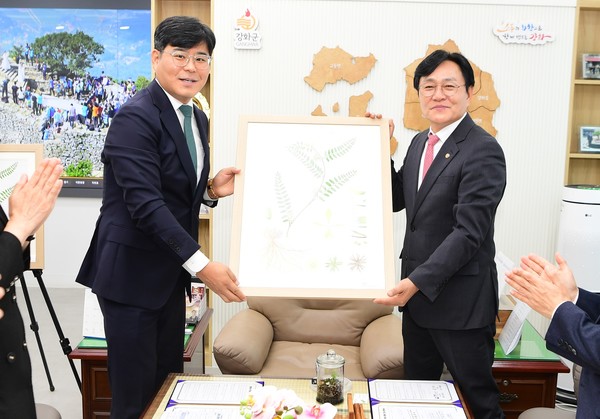 ‘강화황기 특산식물 보존 업무협약 체결’ 기념 사진촬영을 하고있다. 강화군 포토