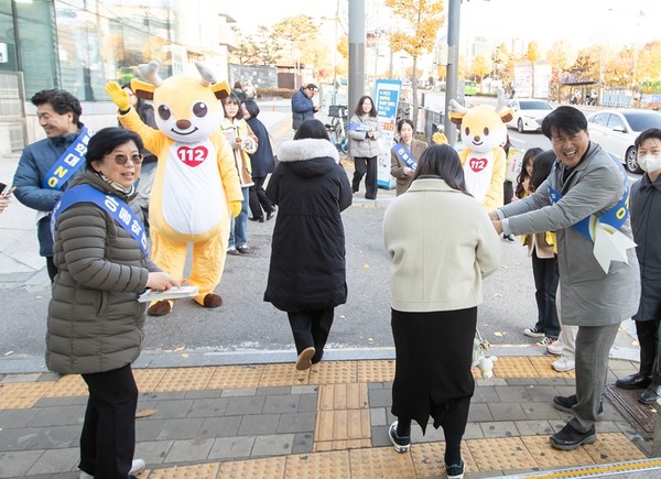 강범석 서구청장이 아동학대 예방 합동 캠페인을 펼치고 있다. 서구 포토