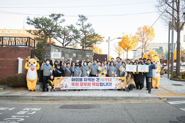 강범석 서구청장과 캠페인 참여자들이 기념촬영을 하고 있다. 서구 포토