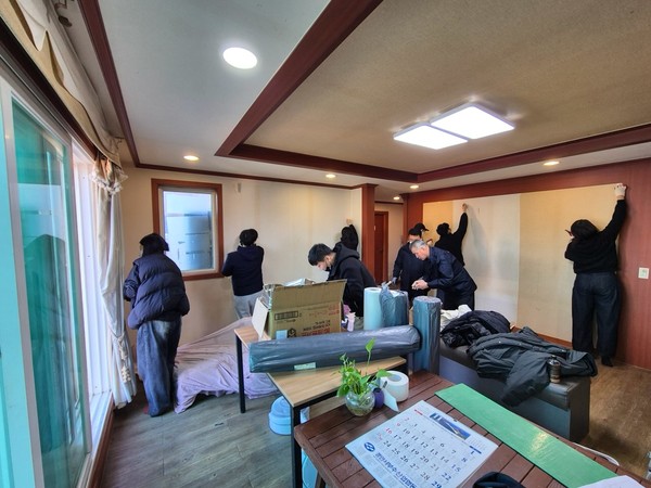 시설 내부 환경 개선을 위해 자원 봉사자들이 벽지와 천정 도배작업을 하고 있다. 공항공사 포토