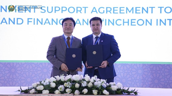 현지시간 18일 우즈베키스탄 타슈켄트에서 진행된 ‘우르겐치공항 사업 정부지원협약(GSA) 체결식’에서 인천국제공항공사 이상용 신사업본부장(사진 왼쪽)과 일흠존 움르자코프 우즈베키스탄 재무부 차관(사진 오른쪽)이 협약서에 서명한 후 기념촬영을 하고 있다. 공항공사 포토