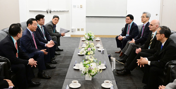 유정복 인천시장이 20일 송도컨벤시아에서 열린 '인천광역시-미국 퍼듀대학교 협력을 위한 업무협약 체결식'에서 디미트리오스 페룰리스 퍼듀대학교 부총장과 협력방안을 논의하고 있다. 인천시 포토