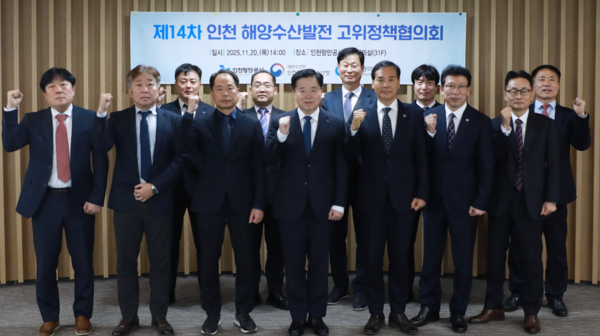 사진 앞줄 가운데를 기준으로 이정섭 인천지방해양수산청장 직무대리(왼쪽), 이경규 인천항만공사 사장(가운데),  황효진 인천광역시 글로벌도시정무부시장(오른쪽). 공사 제공 