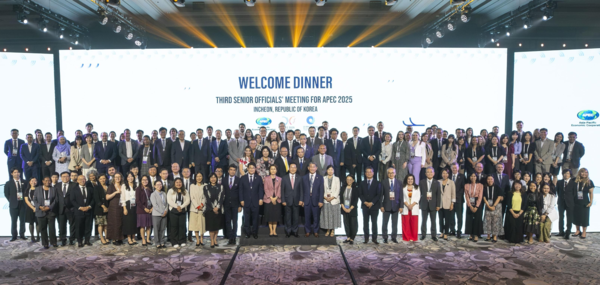 APEC 제3차 고위관리회의 만찬 참석자들이 기념촬영을 하고 있다. 인천시 포토