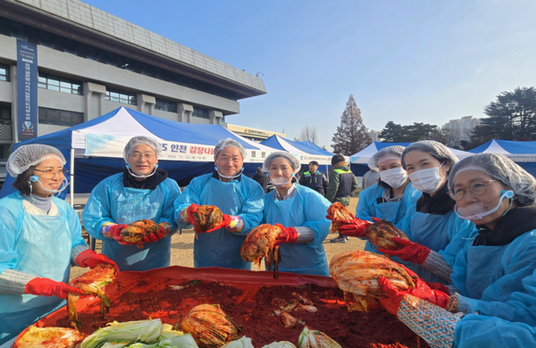  ‘2025 인천 김장 나눔대축제’에 참여한 유정복 인천시장. 인천시 포토