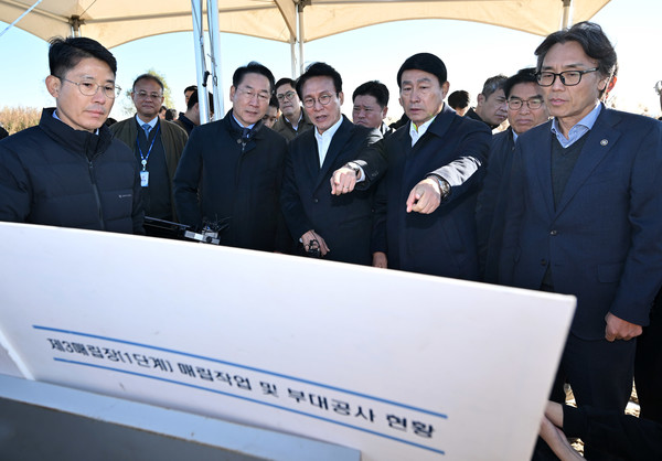 유정복 인천시장이 지난 21일 수도권매립지에서 김민석 국무총리와 매립현황과 2매립장 사용종료에 따른 활용방안 등을 논의하고 있다. 인천뉴스DB