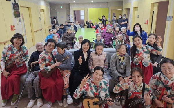 한국관광문화예술협회, (사)한국여성문화생활회, 나눔문화예술협회는 최근 드림숲요양원에서 어르신들을 위한 작은 음악회를 개최했다. 한국관광문화예술협회 포토.