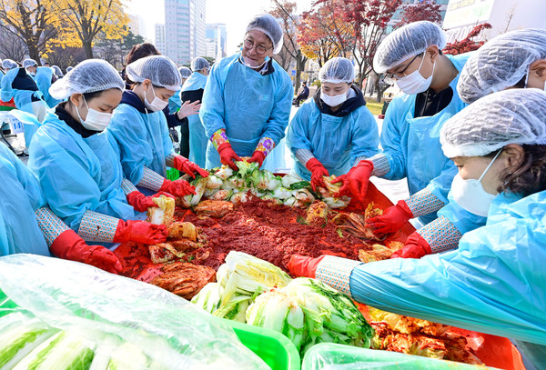 도성훈 교육감이 ‘교육공동체와 함께 하는 김장나눔대축제’에 참여해 봉사활동을 하고 있다. 시교육청 포토