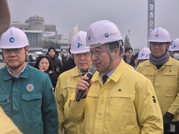 ‘2025년 레디코리아 4차 훈련’에서 윤호중 행정안전부 장관이 현장브리핑을 청취하고 있다. IPA 포토