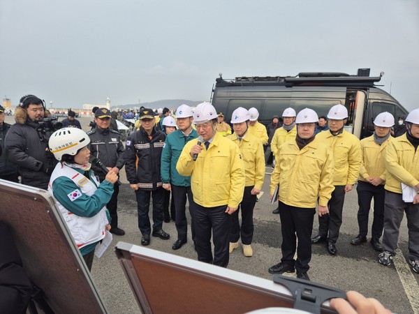 ‘2025년 레디코리아 4차 훈련’에서 윤호중 행정안전부 장관이 현장브리핑을 청취하고 있다. IPA 포토