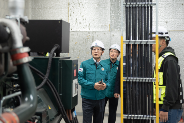 김재보 시설공단 이사장이 가좌근로자복합문화센터 시설물 안전 점검을 하고 있다. 시설공단 포토