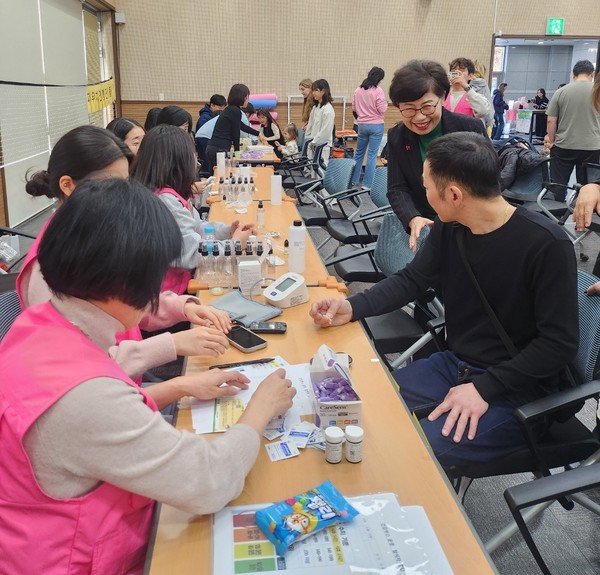 장성숙 의원이 ‘엄마맘과 함께하는 같이 한마당’ 행사에 참석해 기념촬영을 하고 있다. 시의회 포토