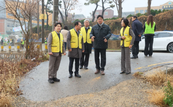 계양중학교 통학로를 점검하는 문세종 의원과 도성훈 인천시교육감. 시의회 포토