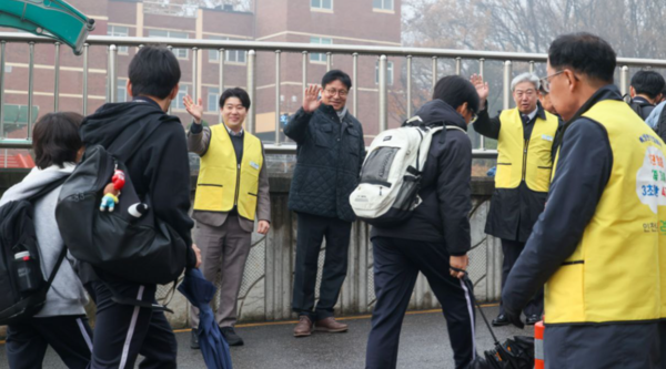 계양중학교 통학로를 점검하고 학생들에게 인사를 건내는 문세종 의원과 도성훈 인천시교육감. 시의회 포토