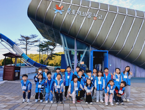 특화 돌봄센터 체험학습 프로그램에 참가한 아동들이 지도교사의 안내를 받으며 활동을 체험하고 있다. 김포시 포토