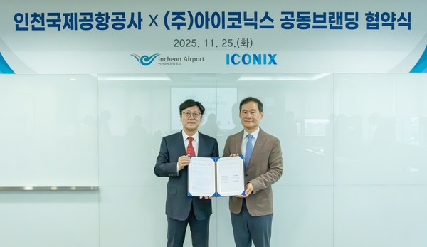 지난 25일 인천국제공항공사 회의실에서 진행된 인천국제공항공사와 ㈜아이코닉스 간 ‘공동 브랜딩 추진을 위한 업무협약 체결식’에서 인천국제공항공사 김범호 부사장(사진 왼쪽)이 협약체결 후 ㈜아이코닉스 최중구 부사장(사진 오른쪽)과 기념촬영을 하고 있다. 공항공사 포토