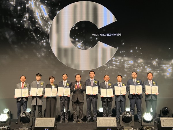 인천항만공사 경영본부 김순철 부사장이 2025년 지역사회공헌 인정의 날 행사에서 수상을 마치고 기념촬영을 하고 있다. IPA 포토