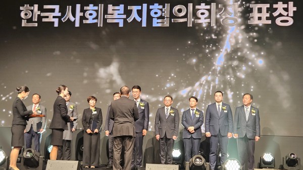 인천항만공사 경영본부 김순철 부사장이 2025년 지역사회공헌 인정의 날 행사에서 수상을 받고 있다. IPA 포토