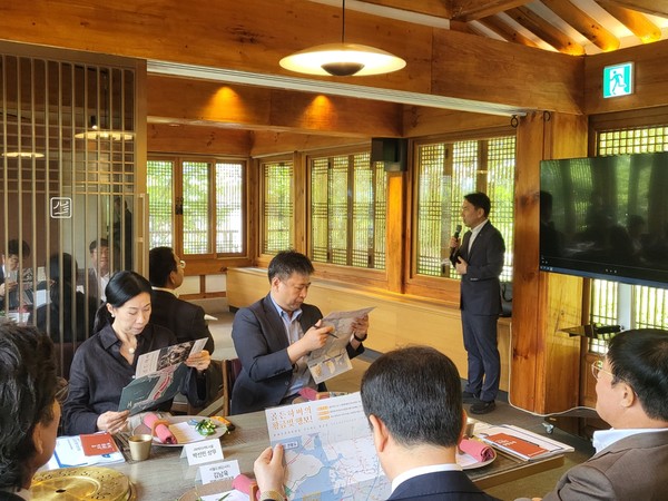 인천항만공사 박원근 물류전략처장이 호텔 CEO 대상으로 골든하버 복합지원용지를 홍보하고 있다. IPA 포토