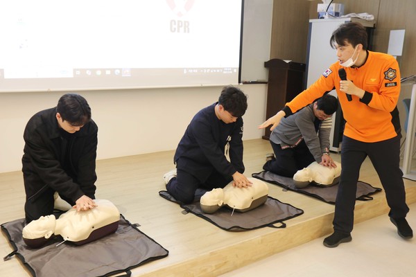 심정지 ‘골든타임’ 대비 직원 CPR교육을 진행 중이다. 비에스종합병원