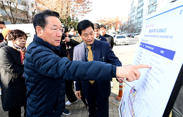 유정복 인천시장이 2일 부평구 삼산월드컨벤션에서 열린 '노후계획도시정비 기본계획 주민 설명회'에 앞서 갈산타운아파트를 찾아 현장을 점검 하고 있다. 인천시 포토
