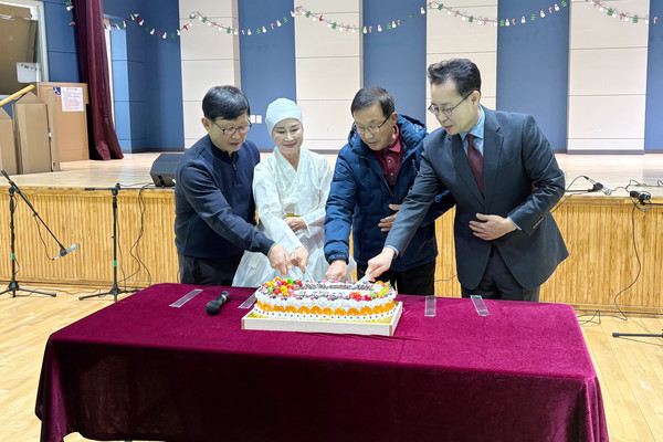 ‘2025년 연평 문화예술의 밤’ 행사에서 케이크 커팅식을 하고 있다. 옹진군 포토