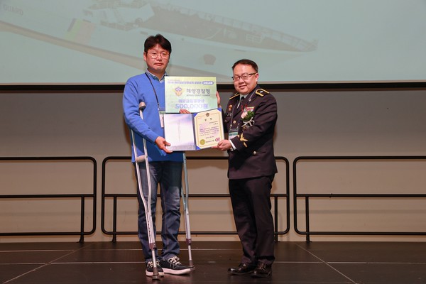 인하공전 조선기계공학과 신채오 학생이 '제6회 해양경찰 함정 설계 공모전'에서 우수상을 수상하고 기념촬영을 하고 있다. 인하공전 포토
