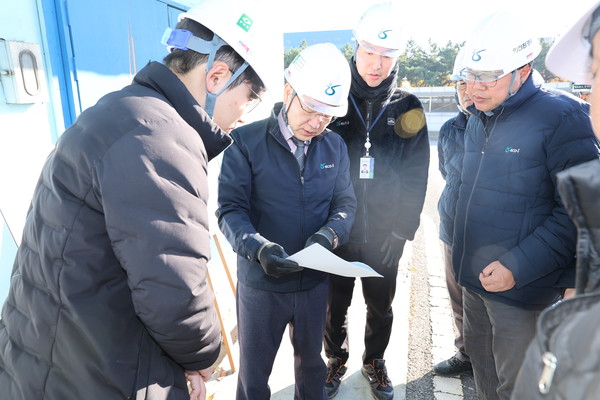 김성훈 이사장과 직원들이 사전 안전점검 사항을 확인하고 있다. 환경공단 포토