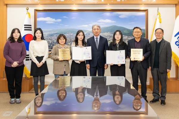 ‘2025년 지자체 장애인복지사업’ 평가에서 최우수 지자체 선정 및 장관상을 수상하고 기념촬영을 하고 있다. 계양구 포토