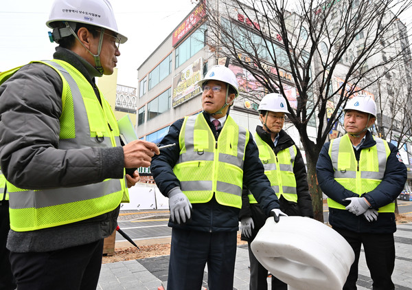 유정복 인천시장이 16일 서구 심곡동에서 동절기 급수대책 추진현황을 점검하고 있다. 인천시 포토