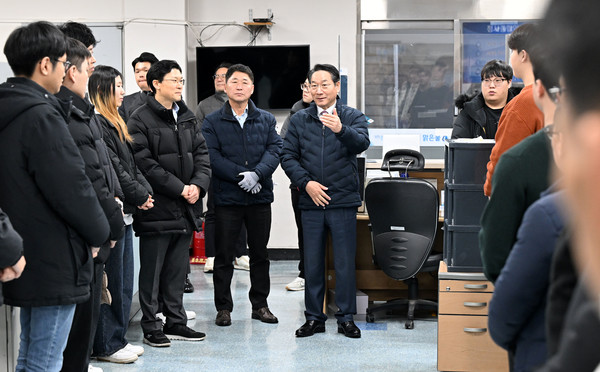 유정복 인천광역시장이 16일 서부수도사업소에서 직원들을 격려하고 있다. 인천시 포토