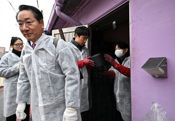 유정복 인천시장이 16일 서구 석남동에서 열린 2025 사랑나눔 연탄 봉사'에서 인천광역시공무원노동조합원 등 자원봉사자들과 연탄을 나르고 있다. 인천시 포토