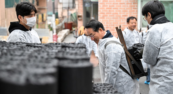 유정복 인천시장이 16일 서구 석남동에서 열린 2025 사랑나눔 연탄 봉사'에서 인천광역시공무원노동조합원 등 자원봉사자들과 연탄을 나르고 있다. 인천시 포토