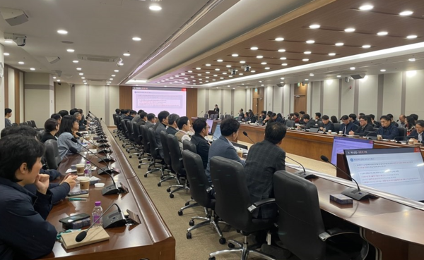 지난 11일 인천국제공항공사 회의실에서 열린 ‘공정거래 자율준수문화 확산을 위한 관리자 특강’에서 인천국제공항공사 임원진 및 관리자들이 강의를 듣고 있다. 공사 포토