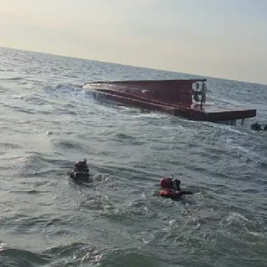 긴급구조 모습. 인천해경 포토