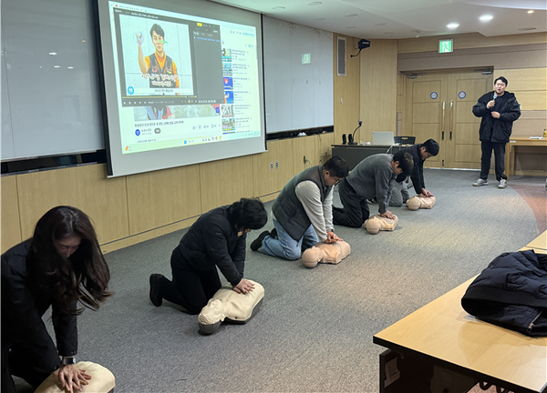 인천시설공단 가족공원사업단이 지난 22일 자체 ‘응급처치 리더’가 주관하는 심폐소생술(CPR) 훈련을 실시하고 있다. 시설공단 포토